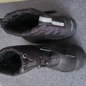 Snow boots
